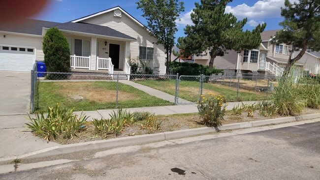 Photo - 627 E 700 N