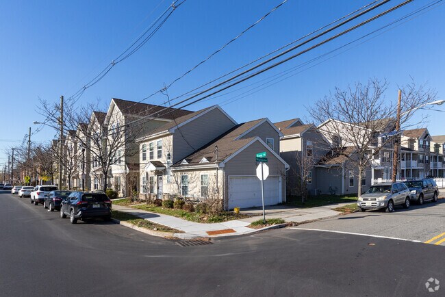 Photo - Water's Edge Crescent