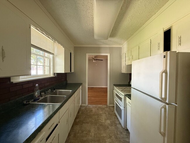 Photo - Pet-Friendly 3-Bedroom Home with Fenced Ya...