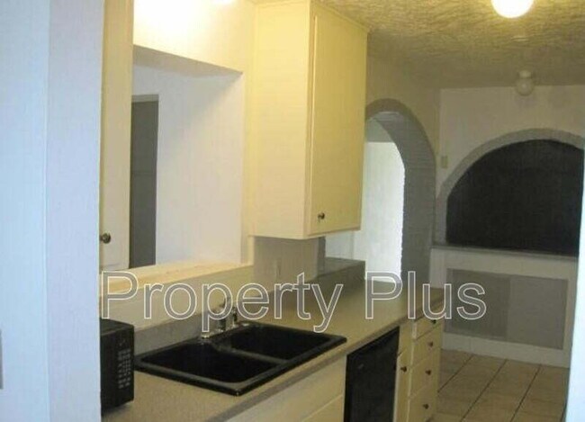 "Spacious 6-Bed, 6-Bath Gem in Tempe – Ideal for Comfort and Style!"