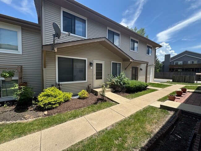 Photo - 29W529 Winchester Cir S House Unit 2