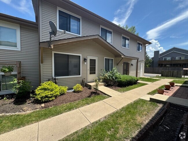 Building Photo - 29W529 Winchester Cir S Unit 2 Rental