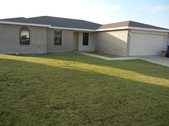 Building Photo - 4 Bedroom 2 Bath