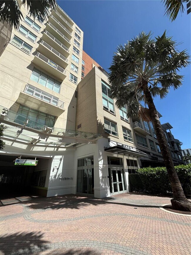 Building Photo - 3250 NE 1st Ave Unit 918 Rental