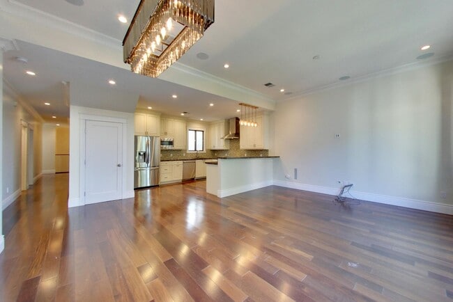 Photo - 2045 Hyde St