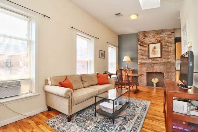Building Photo - 206 Christopher Columbus Dr Unit 4 Rental