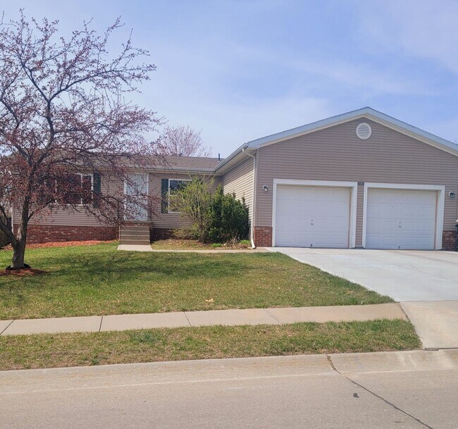 Fabulous 5 Bedroom Home!! - Fabulous 5 Bedroom Home!!
