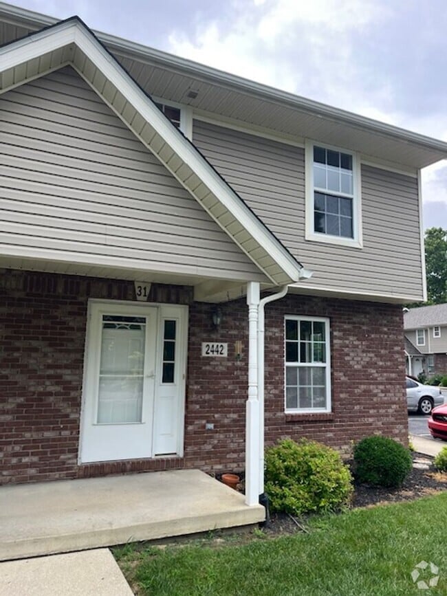 Building Photo - Spacious 2 Bed, 2.5 Bath Townhome in Peace...