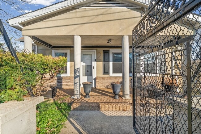 Photo - 211 St John St