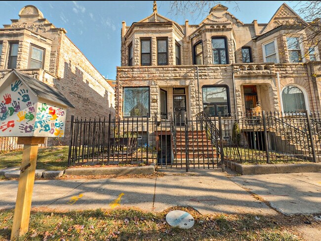 Building Photo - 4925 S Champlain Ave Unit 2