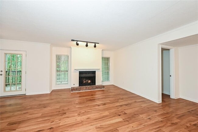 Photo - 201 Lenox Way NE