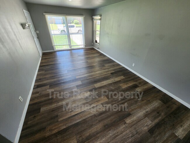 Photo - 1008 E 6th