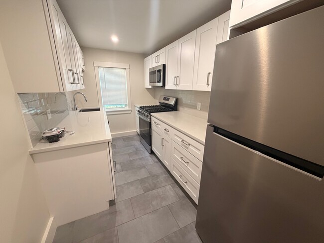 Building Photo - 40 Gibson St Unit 3D