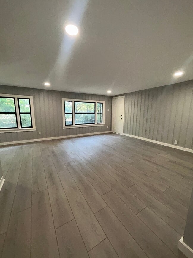 Photo - 314 W Clarendon Dr