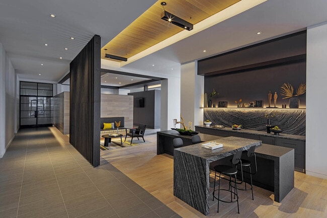 Un espacio de vestíbulo sofisticado, perfecto para recibir a los huéspedes. - The Victor