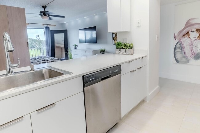 Building Photo - 3760 Inverrary Dr Unit 3M