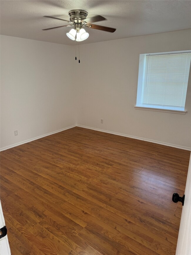 Photo - 843 Regal St