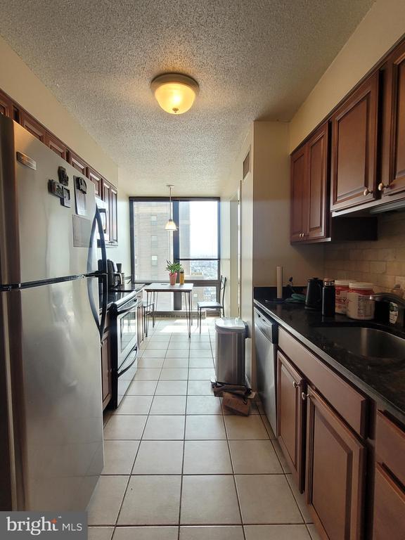 Building Photo - 2020 Walnut St Unit 23L