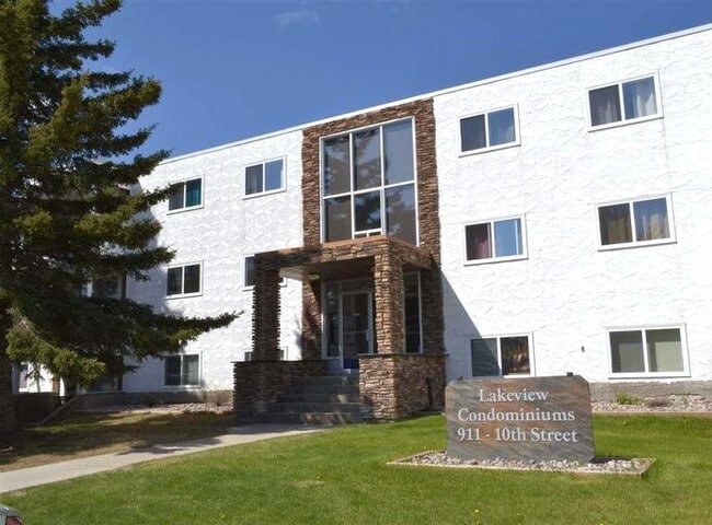 Building Photo - 911 10 St