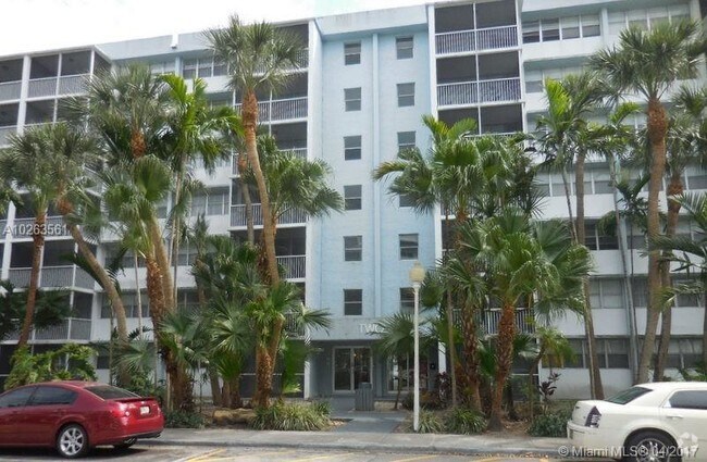 Building Photo - 700 NW 214th St Rental