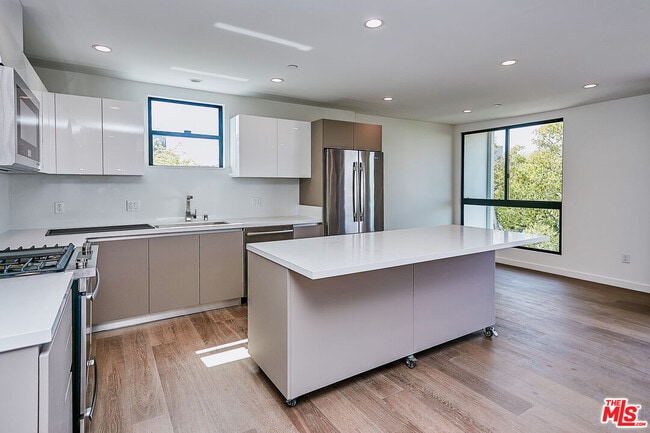 Photo - 328 N Maple Dr Unit 206