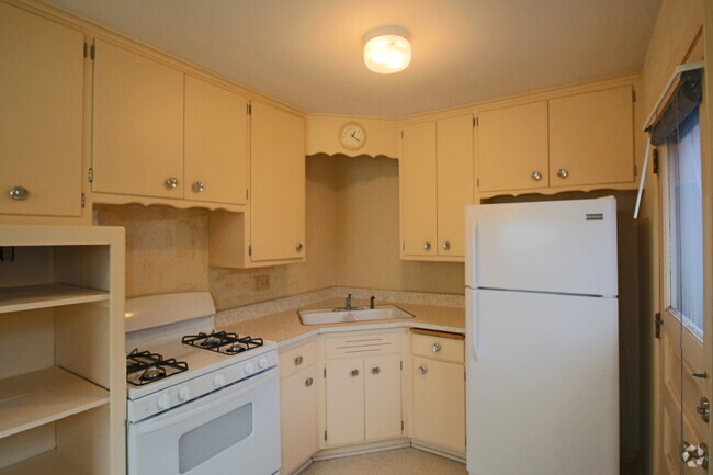 Building Photo - APPLY NOW! Cozy 2 Bedroom Lower Apartment ... Unit 2