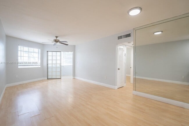 Building Photo - 1651 NE Miami Gardens Dr Unit 204