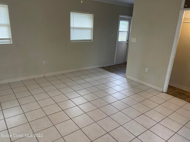 Photo - 1044 S Wickham Rd