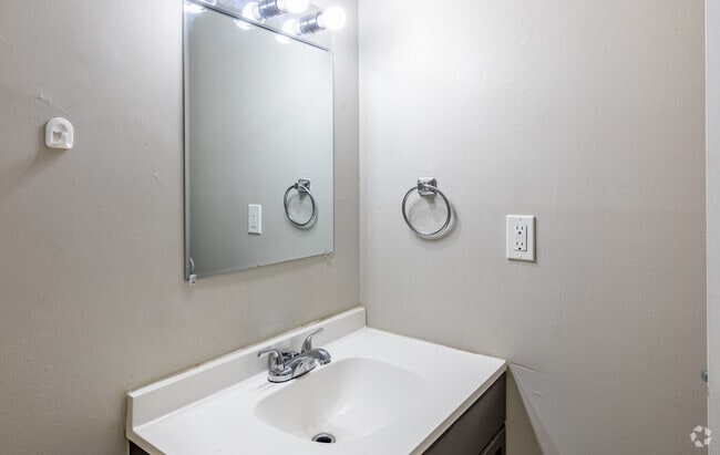 2BR, 1BA - 976SF