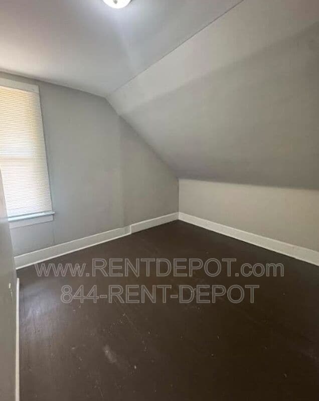 Photo - 805-805 Hess Ave