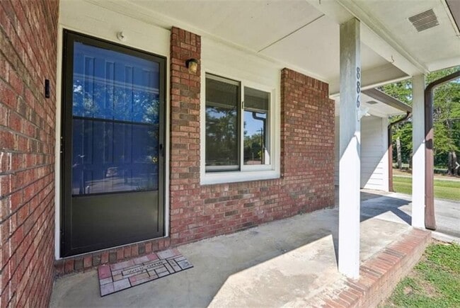 Photo - 886 Perimeter Rd