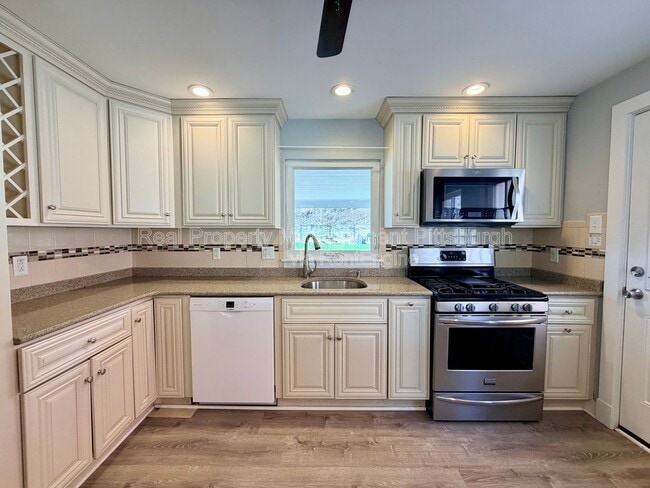 Photo - 521 Farnsworth St