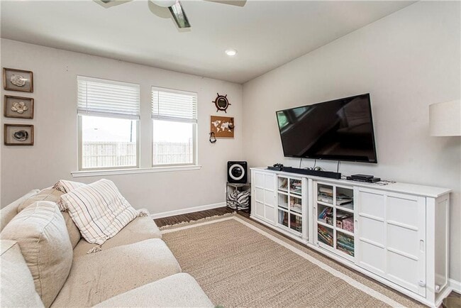 Photo - 717 W Lakeshore Landing Dr