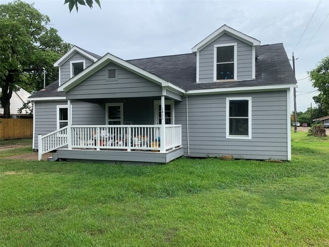 Building Photo - 1411 Miles St Rental