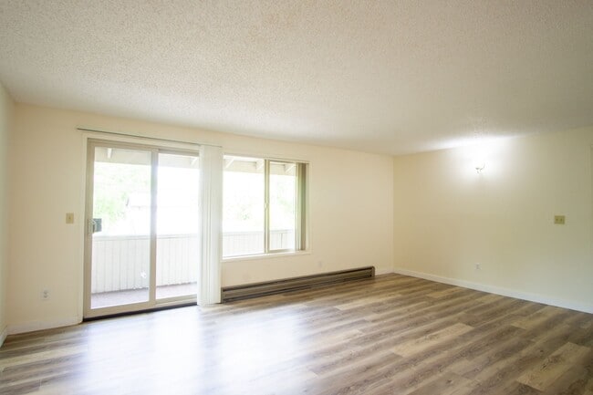 Photo - $250 OFF! Spacious Top Flr 2Bdr Flat, W/D ... Unit 9134