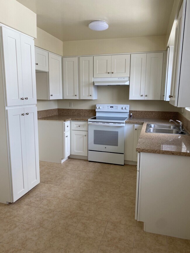 kitchen - 4532 W 173rd St Unit 4