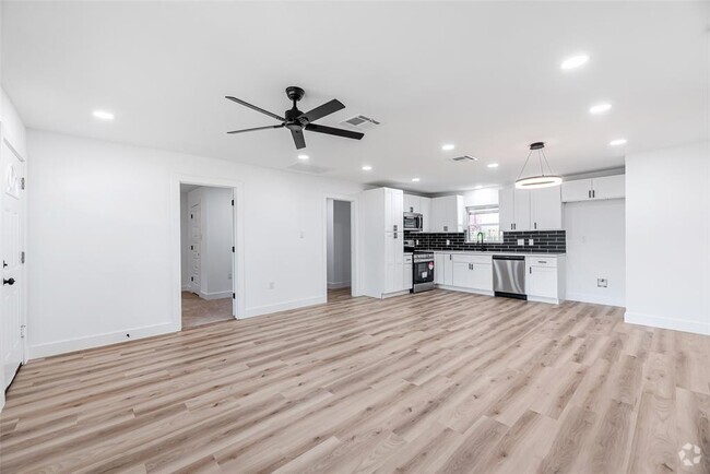 Building Photo - 8658 Sonneville Dr Rental