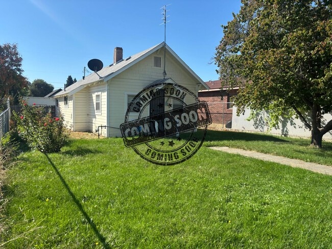 Building Photo - COMING SOON! Charming 2-Bedroom Home – Coz...