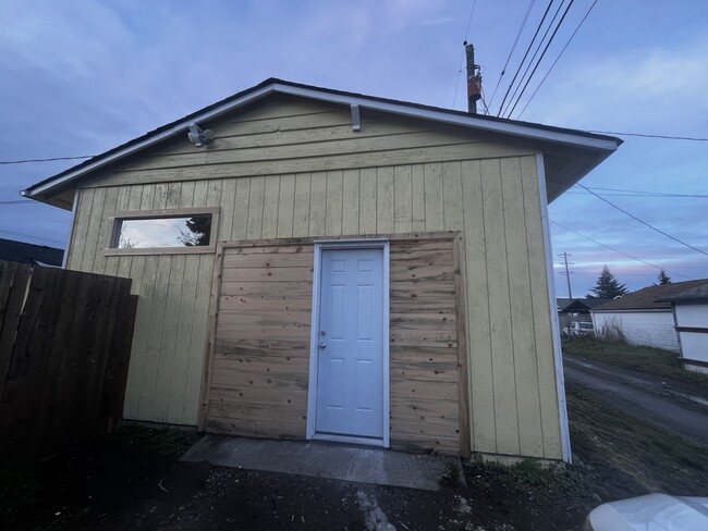 Entrance/Converted Garage - 6631 S Warner St House