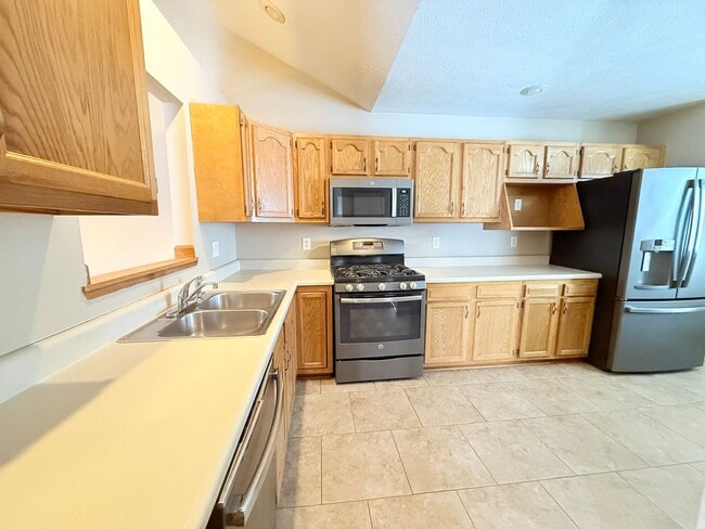 Building Photo - Beautiful Home in East Bloomington!