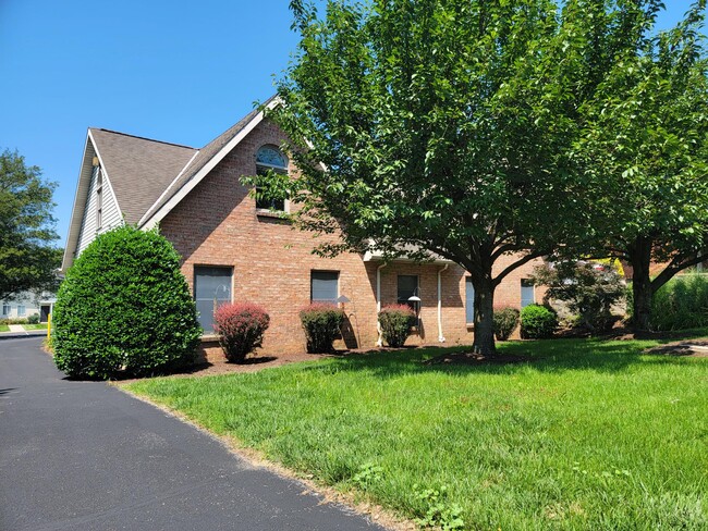 Building Photo - 1029 Quentin Rd Unit 2nd Fl