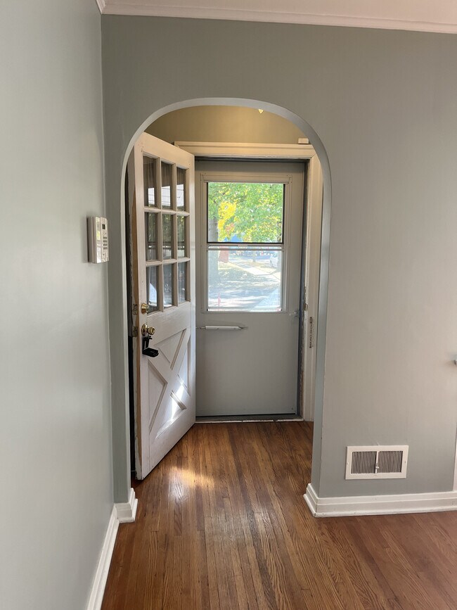 Foyer - 728 Nuttman Ave