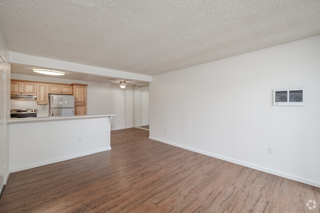 2BR, 2BA - 893SF - Living/ Dining Room - Camino Colony