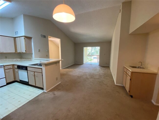 Photo - 7630 Westwood Dr Unidad 327