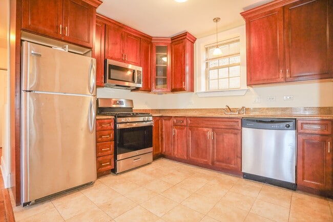 Building Photo - 2050 W Summerdale Ave Unit 2