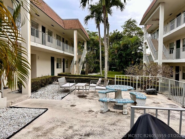 Building Photo - 340 NW 19th St Unit 1050