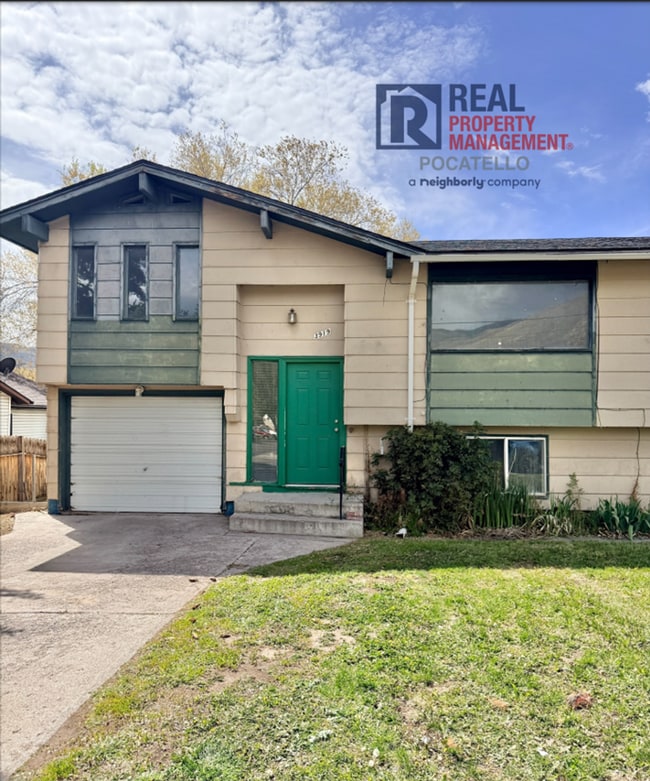 Building Photo - Spacious 4 Bed / 2 Bath Duplex | Garage + Split-Level Layout | Pet Negotiable