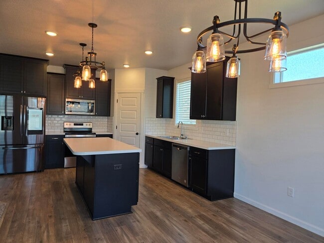 Building Photo - MOVE IN READY! Welcome Home! 3 bed/2 bath ...