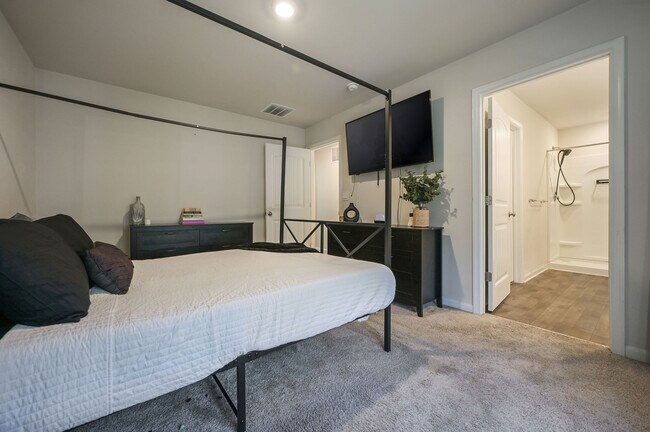 Photo - 193 Currant Cir