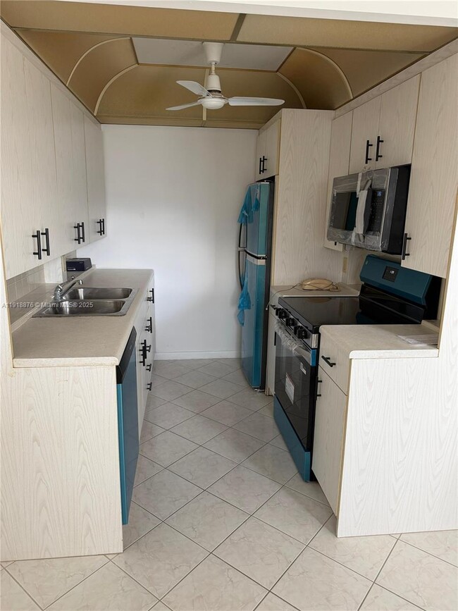 Photo - 2052 Exeter C Unit 2052